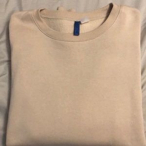 Long sleeve sweat shirt.